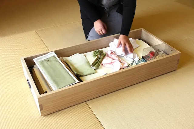 着物関連の収納事例を紹介。桐衣装箱には着物や帯、襦袢等を２組収納出来ます。