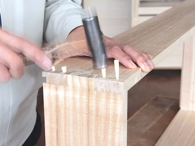 桐衣装箱の本体に木くぎを打つ作業風景