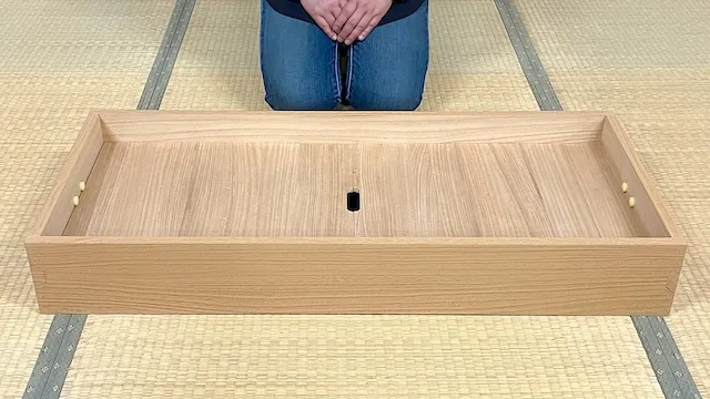桐衣装箱には仕切り板を設置でき、着物にシワを付けるリスクを軽減できます。