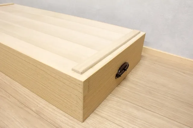 桐衣装箱に取り付けるげた脚は桐材を使用します。
