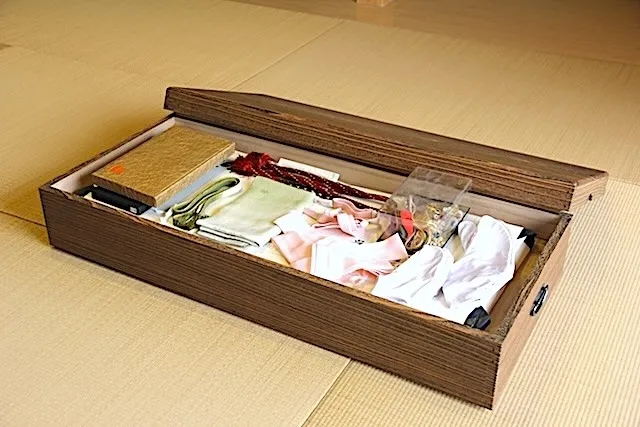 着物関連の収納事例を紹介。焼桐衣装箱には着物や帯、襦袢等を2組収納出来ます。