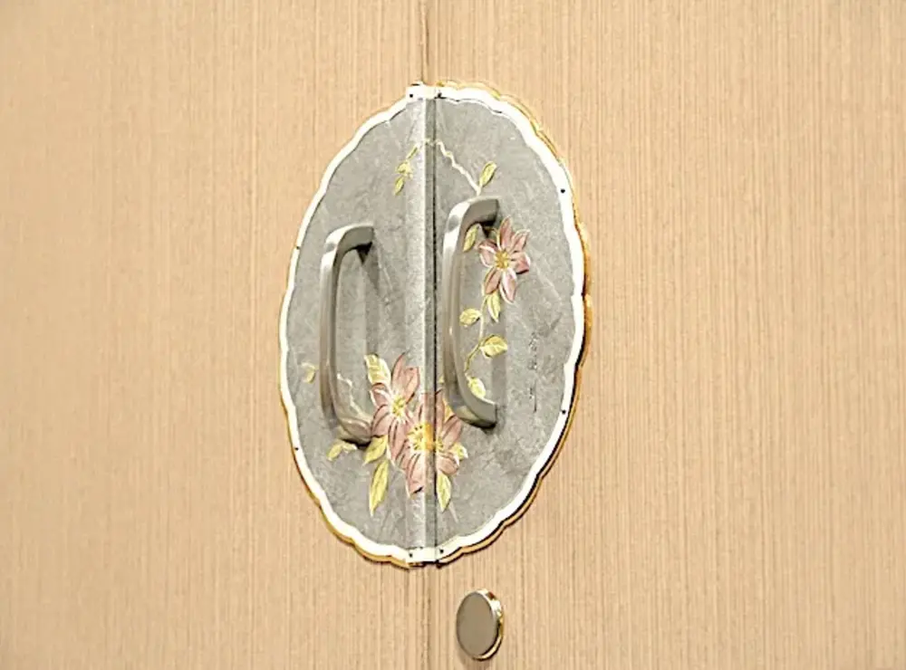 開き扉の金具